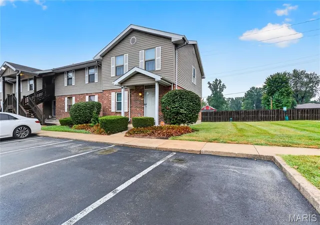 Photo 3 of Townhouse for sale at 2224 New Sun Dr, Florissant, MO 63031 | MLS# MIS26060765 | Listing updated on 2026-10-01
