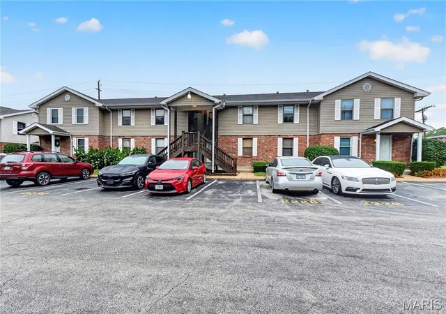 Photo 3 of Townhouse for sale at 2224 New Sun Dr, Florissant, MO 63031 | MLS# MIS26060765 | Listing updated on 2026-10-01