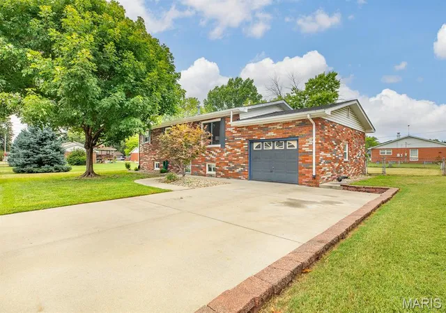 Photo 2 of Single family home for sale at 3209 Bluebird Ln, Granite City, IL 62040 | MLS# MIS26060770 | Listing updated on 2026-09-25