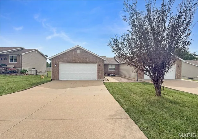 Photo 2 of Townhouse for sale at 13 Chester Rd, Hannibal, MO 63401 | MLS# MIS26060779 | Listing updated on 2026-09-28