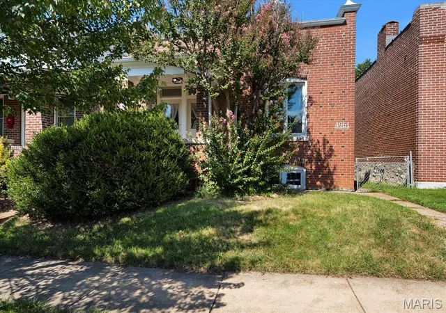 Photo 2 of Sale Pending at 4961 Schollmeyer Ave, Saint Louis, MO 63109 | MLS# MIS26060781 | Listing updated on 2026-09-23