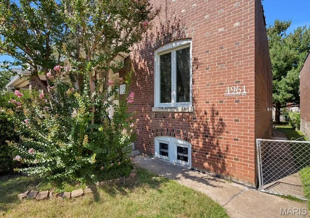 Photo 3 of Sale Pending at 4961 Schollmeyer Ave, Saint Louis, MO 63109 | MLS# MIS26060781 | Listing updated on 2026-09-23