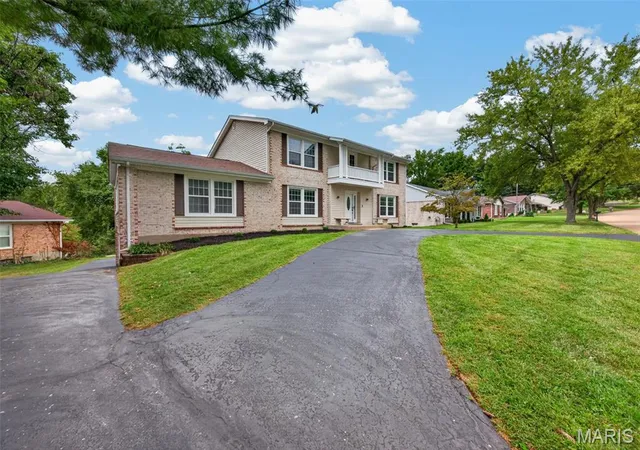 Photo 3 of Single family home for sale at 231 Renaldo Dr, Chesterfield, MO 63017 | MLS# MIS26060786 | Listing updated on 2026-10-05