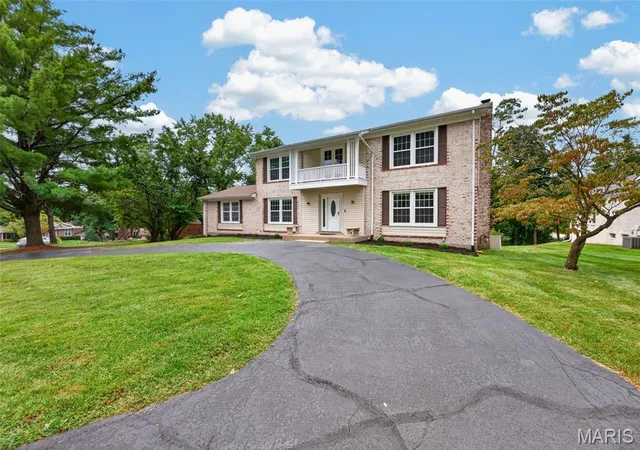 Photo 4 of Single family home for sale at 231 Renaldo Dr, Chesterfield, MO 63017 | MLS# MIS26060786 | Listing updated on 2026-10-05