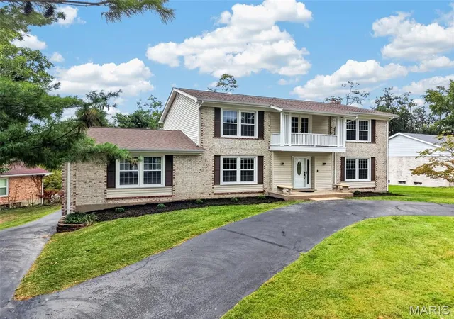 Photo 3 of Single family home for sale at 231 Renaldo Dr, Chesterfield, MO 63017 | MLS# MIS26060786 | Listing updated on 2026-10-05