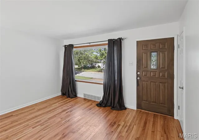 Photo 3 of Single family home for sale at 10950 Coral Ridge Dr, Saint Louis, MO 63123 | MLS# MIS26060807 | Listing updated on 2026-10-09