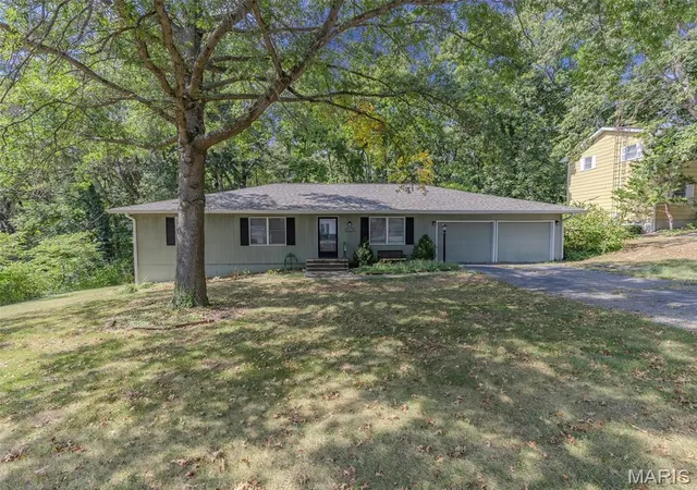 Photo 1 of Sale Pending at 320 Hillcrest Dr, Carlinville, IL 62626 | MLS# MIS26060824 | Listing updated on 2026-09-23
