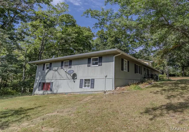 Photo 3 of Sale Pending at 320 Hillcrest Dr, Carlinville, IL 62626 | MLS# MIS26060824 | Listing updated on 2026-09-23