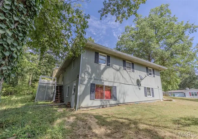 Photo 3 of Sale Pending at 320 Hillcrest Dr, Carlinville, IL 62626 | MLS# MIS26060824 | Listing updated on 2026-09-23