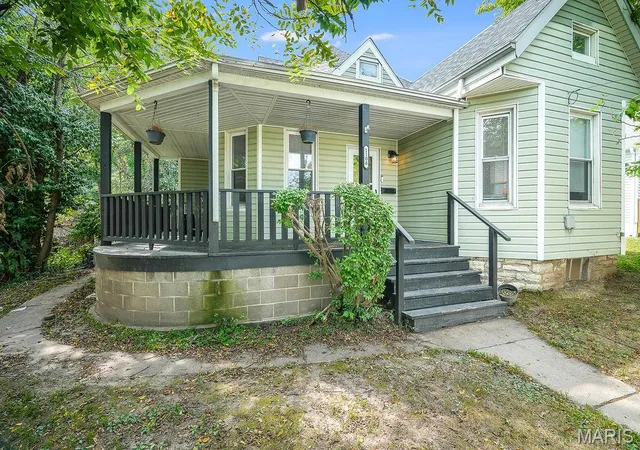 Photo 2 of Single family home for sale at 1108 W 9th Street, Alton, IL 62002 | MLS# MIS26060835 | Listing updated on 2026-09-22