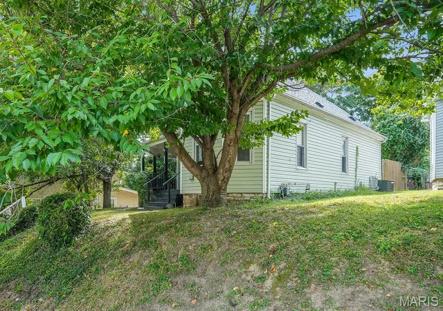 Photo 3 of Single family home for sale at 1108 W 9th Street, Alton, IL 62002 | MLS# MIS26060835 | Listing updated on 2026-09-22