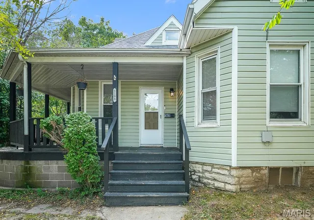 Photo 4 of Single family home for sale at 1108 W 9th Street, Alton, IL 62002 | MLS# MIS26060835 | Listing updated on 2026-09-22