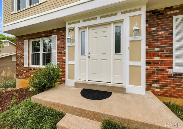 Photo 2 of Single family home for sale at 176 Spring Oaks Dr, Ballwin, MO 63011 | MLS# MIS26060849 | Listing updated on 2026-09-30