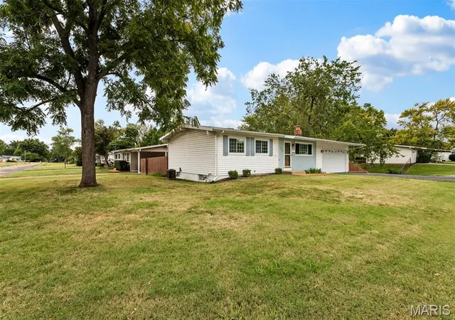 Photo 2 of Sale Pending at 1060 Loveland Dr, Florissant, MO 63031 | MLS# MIS26060856 | Listing updated on 2026-09-28