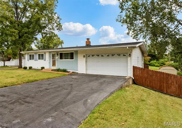 Photo 3 of Sale Pending at 1060 Loveland Dr, Florissant, MO 63031 | MLS# MIS26060856 | Listing updated on 2026-09-28