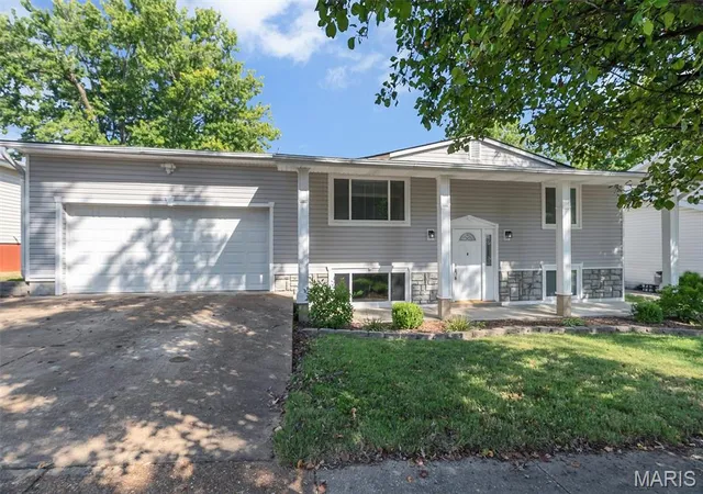 Photo 2 of Sale Pending at 716 Wild Walnut Ln, Manchester, MO 63021 | MLS# MIS26060859 | Listing updated on 2026-09-28