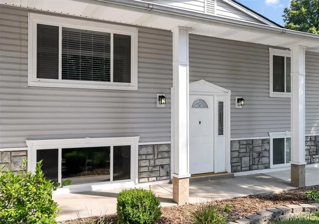 Photo 3 of Sale Pending at 716 Wild Walnut Ln, Manchester, MO 63021 | MLS# MIS26060859 | Listing updated on 2026-09-28