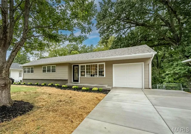 Photo 1 of Sale Pending at 133 Embassy Ln, Saint Louis, MO 63122 | MLS# MIS26060863 | Listing updated on 2026-10-03
