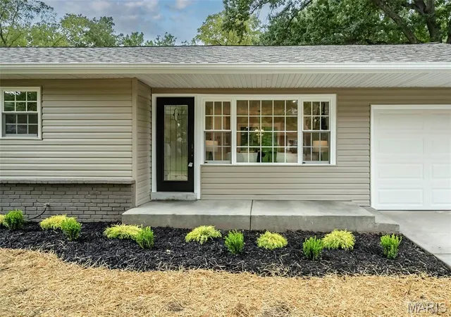 Photo 2 of Sale Pending at 133 Embassy Ln, Saint Louis, MO 63122 | MLS# MIS26060863 | Listing updated on 2026-10-03