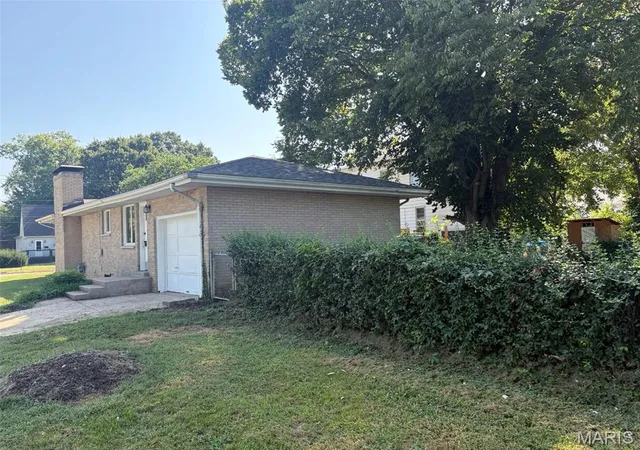 Photo 2 of Single family home for sale at 2120 Washington Ave, Alton, IL 62002 | MLS# MIS26060872 | Listing updated on 2026-09-23