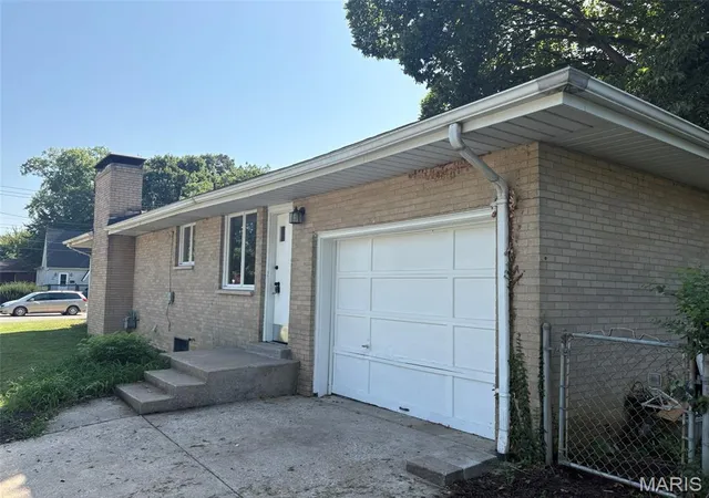 Photo 3 of Single family home for sale at 2120 Washington Ave, Alton, IL 62002 | MLS# MIS26060872 | Listing updated on 2026-09-23
