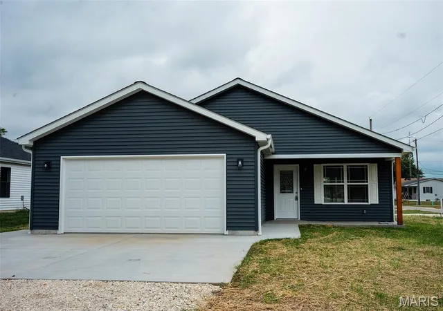 Single family home for sale at 1215 Kincaid St, Bowling Green, MO 63334 | MLS# MIS26060879