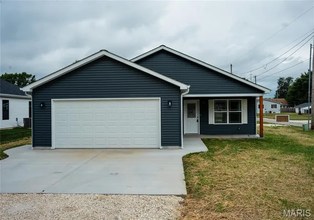 Photo 2 of Single family home for sale at 1215 Kincaid St, Bowling Green, MO 63334 | MLS# MIS26060879 | Listing updated on 2026-09-25
