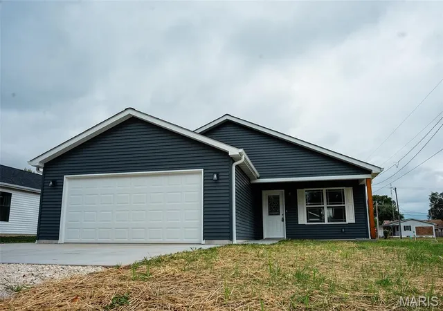 Photo 3 of Single family home for sale at 1215 Kincaid St, Bowling Green, MO 63334 | MLS# MIS26060879 | Listing updated on 2026-09-25