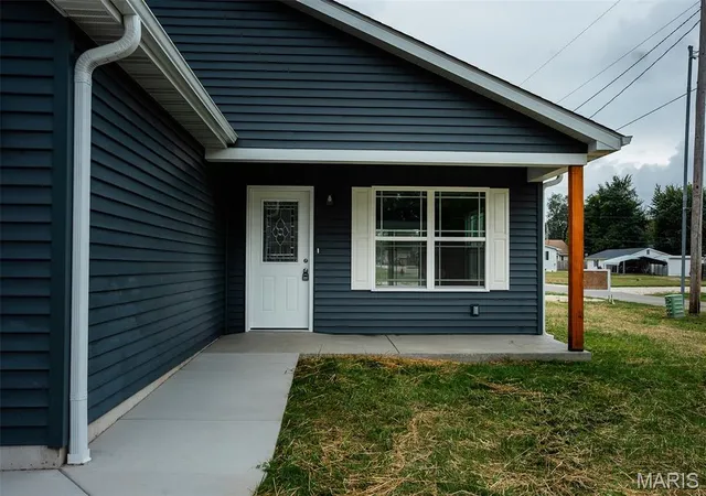 Photo 4 of Single family home for sale at 1215 Kincaid St, Bowling Green, MO 63334 | MLS# MIS26060879 | Listing updated on 2026-09-25