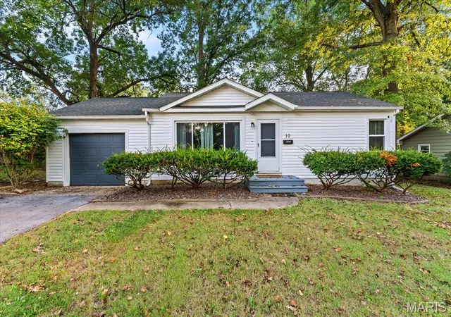 Photo 1 of Sale Pending at 10 Manas Dr, Belleville, IL 62226 | MLS# MIS26060890 | Listing updated on 2026-10-08