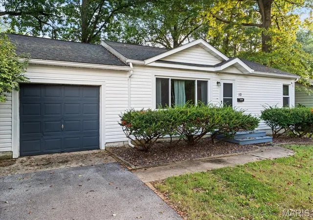 Photo 2 of Sale Pending at 10 Manas Dr, Belleville, IL 62226 | MLS# MIS26060890 | Listing updated on 2026-10-08