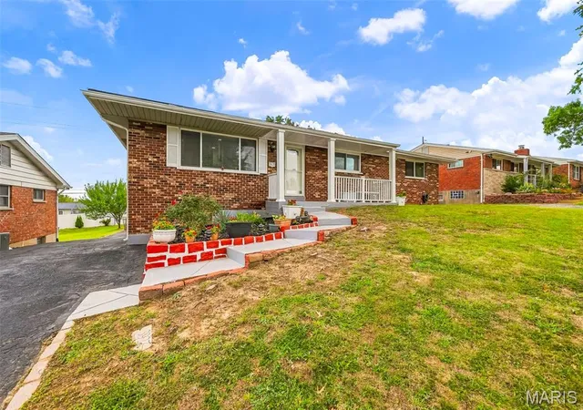 Photo 3 of Single family home for sale at 3927 Trotwood Pl, Saint Louis, MO 63125 | MLS# MIS26060903 | Listing updated on 2026-10-06