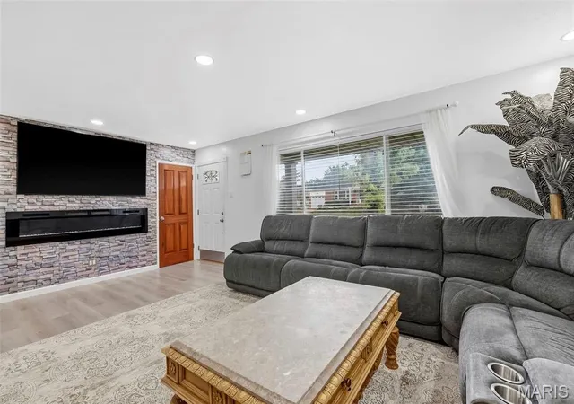 Photo 4 of Single family home for sale at 3927 Trotwood Pl, Saint Louis, MO 63125 | MLS# MIS26060903 | Listing updated on 2026-10-06