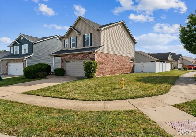 Photo 3 of Single family home for sale at 2502 London Ln, Belleville, IL 62221 | MLS# MIS26060907 | Listing updated on 2026-10-21