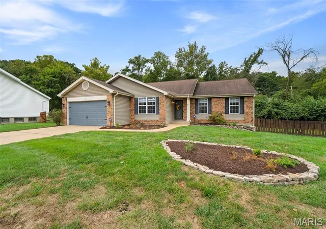 Photo 3 of Sale Pending at 39 Gentle Ct, Fenton, MO 63026 | MLS# MIS26060912 | Listing updated on 2026-09-29
