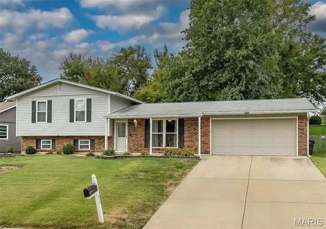 Photo 1 of Single family home for sale at 615 Country Lake Dr, Saint Peters, MO 63376 | MLS# MIS26060913 | Listing updated on 2026-09-25