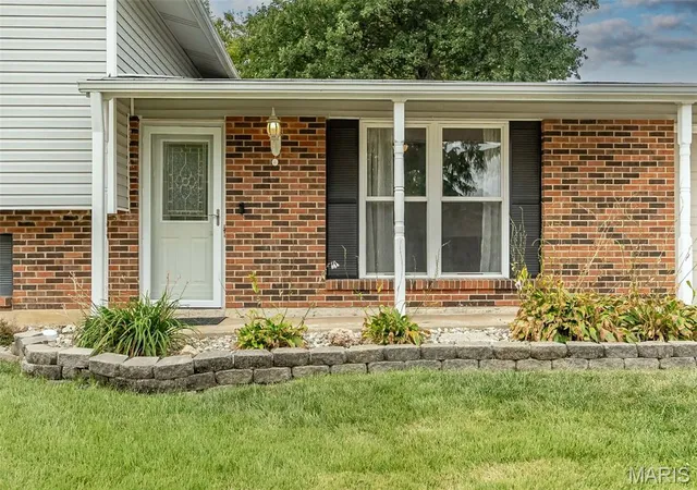 Photo 2 of Single family home for sale at 615 Country Lake Dr, Saint Peters, MO 63376 | MLS# MIS26060913 | Listing updated on 2026-09-25