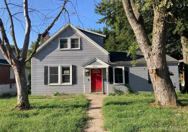 Photo 1 of Sale Pending at 1217 W High St, Jefferson City, MO 65109 | MLS# MIS26060919 | Listing updated on 2026-10-07