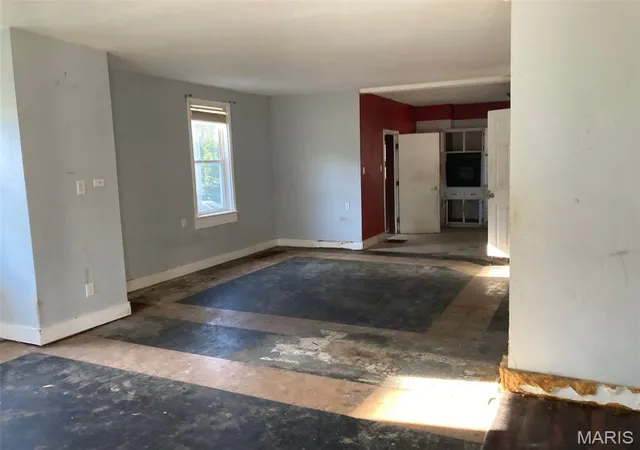 Photo 3 of Sale Pending at 1217 W High St, Jefferson City, MO 65109 | MLS# MIS26060919 | Listing updated on 2026-10-07