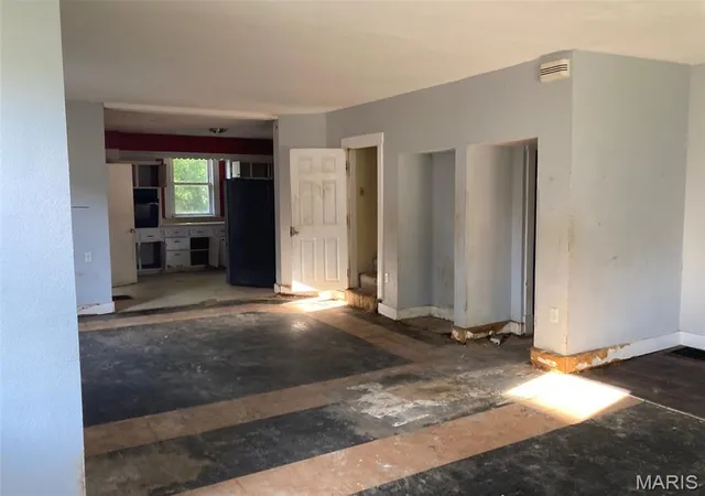 Photo 3 of Sale Pending at 1217 W High St, Jefferson City, MO 65109 | MLS# MIS26060919 | Listing updated on 2026-10-07
