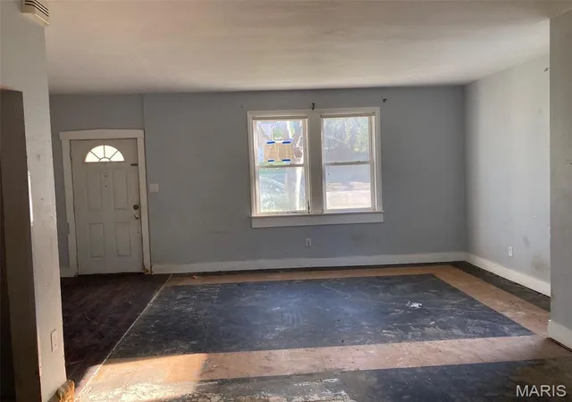 Photo 4 of Sale Pending at 1217 W High St, Jefferson City, MO 65109 | MLS# MIS26060919 | Listing updated on 2026-10-07
