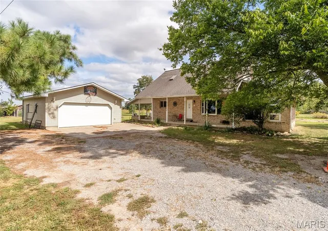 Photo 2 of Single family home for sale at 950 Cook, Eldorado, IL 62930 | MLS# MIS26060936 | Listing updated on 2026-09-28
