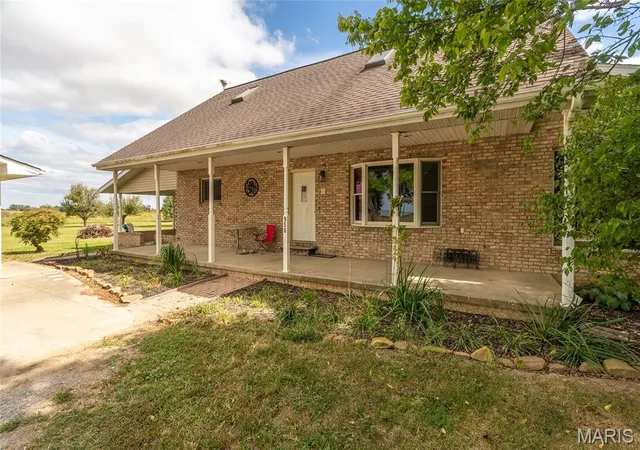 Photo 3 of Single family home for sale at 950 Cook, Eldorado, IL 62930 | MLS# MIS26060936 | Listing updated on 2026-09-28