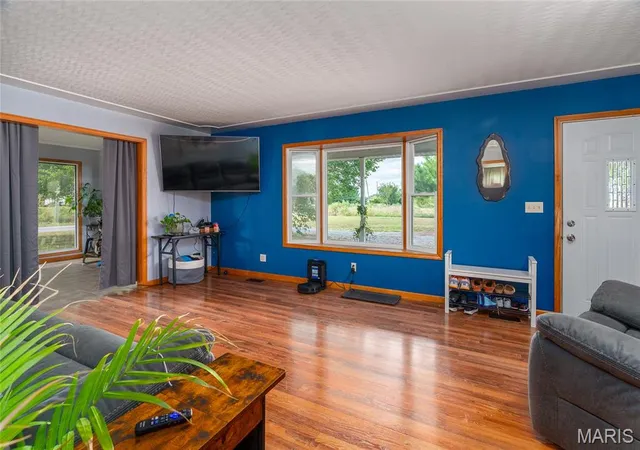 Photo 4 of Single family home for sale at 950 Cook, Eldorado, IL 62930 | MLS# MIS26060936 | Listing updated on 2026-09-28