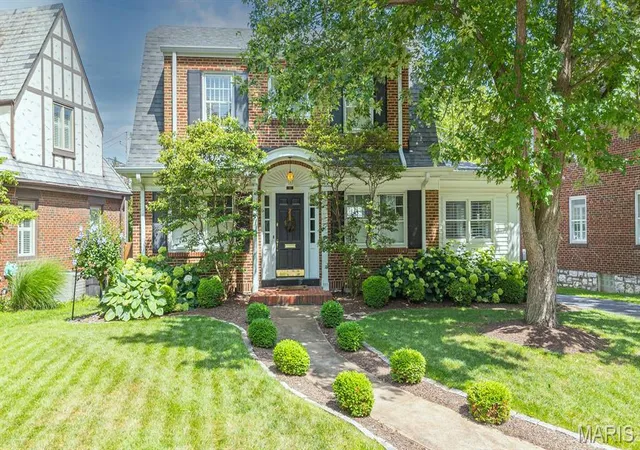 Photo 1 of Sale Pending at 422 Mission Ct, Saint Louis, MO 63130 | MLS# MIS26060942 | Listing updated on 2026-10-08