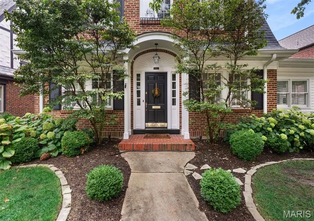 Photo 3 of Sale Pending at 422 Mission Ct, Saint Louis, MO 63130 | MLS# MIS26060942 | Listing updated on 2026-10-08
