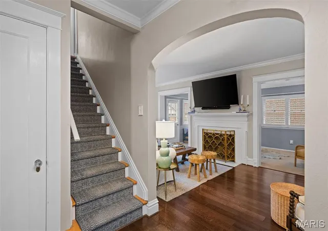 Photo 3 of Sale Pending at 422 Mission Ct, Saint Louis, MO 63130 | MLS# MIS26060942 | Listing updated on 2026-10-08