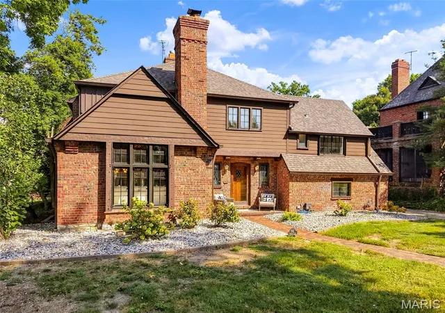 Photo 2 of Sale Pending at 7747 Mohawk Pl, Saint Louis, MO 63105 | MLS# MIS26060946 | Listing updated on 2026-09-29