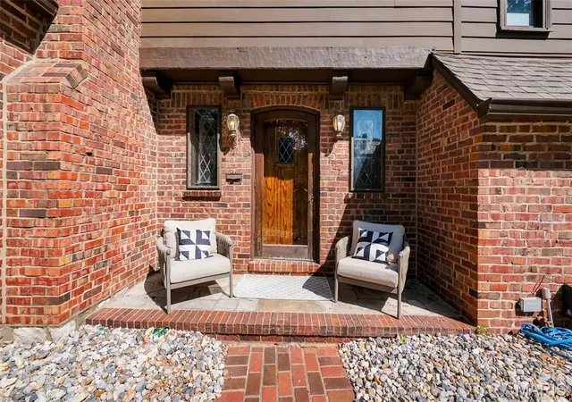 Photo 3 of Sale Pending at 7747 Mohawk Pl, Saint Louis, MO 63105 | MLS# MIS26060946 | Listing updated on 2026-09-29