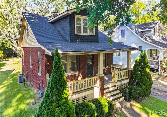 Photo 3 of Single family home for sale at 304 S Pennsylvania Ave, Belleville, IL 62220 | MLS# MIS26060947 | Listing updated on 2026-10-03